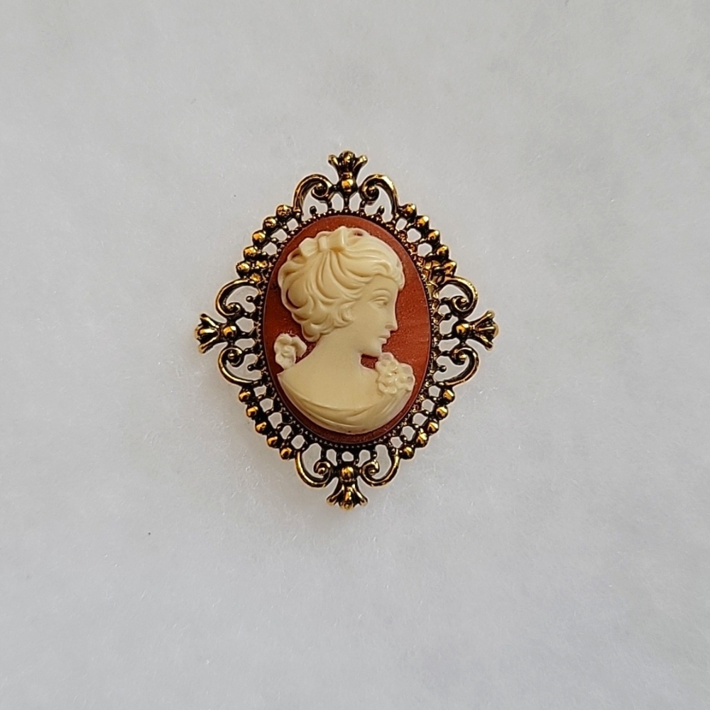Vintage Avon Cameo Locket Brooch